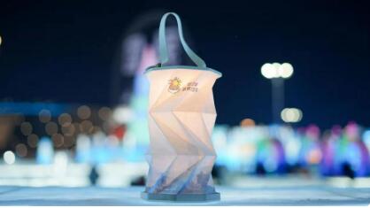 哈爾濱冰雪大世界百余款“發(fā)光文創(chuàng)”讓冰雪藝術觸手可及