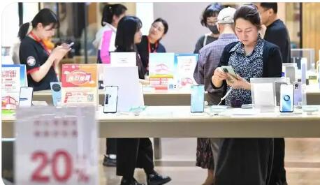 社零總額首破50萬億元大關(guān) 三個關(guān)鍵詞彰顯消費動能