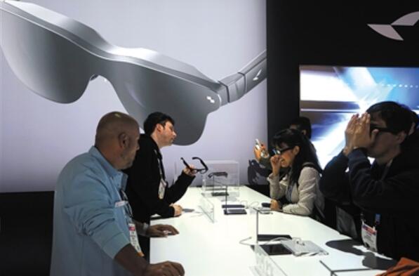 產品迭代 出貨激增  智能眼鏡“熱”撬動產業(yè)鏈升級