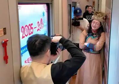 黑龍江開(kāi)行今年首趟旅拍列車 升級(jí)車體打造移動(dòng)“照相館”