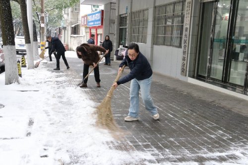聞雪而動顯擔當 志愿服務(wù)暖民心