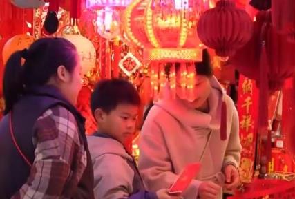 從年宵花到生肖文創(chuàng)：多地年貨市場供銷兩旺 傳統(tǒng)與創(chuàng)意產(chǎn)品點(diǎn)亮春節(jié)消費(fèi)