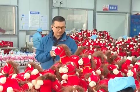 馬年文創(chuàng)訂單火爆促企業(yè)“馬不停蹄”生產(chǎn) 年貨市場熱氣騰騰年味足