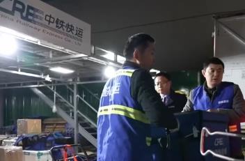 從生態(tài)牧場(chǎng)到煙火餐桌濃濃年味傳遞千家萬戶 高鐵快運(yùn)助力特色食材“朝發(fā)夕至”