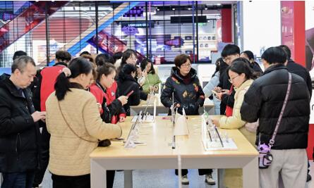 “新國(guó)補(bǔ)”落地首月 消費(fèi)動(dòng)能持續(xù)釋放