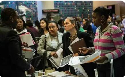 美媒：關(guān)稅抑制美國(guó)就業(yè)增長(zhǎng)步伐 致大量崗位流失