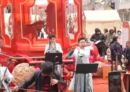 團聚新風尚、吃出新花樣、AI新體驗 新潮消費花式上新催生新春消費“潮”活力