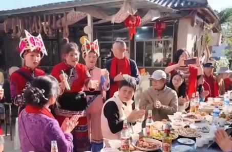 “銀發(fā)市場(chǎng)”活力迸發(fā)拉動(dòng)節(jié)日消費(fèi)增長(zhǎng) “銀發(fā)族”新春新選擇拓展消費(fèi)新空間