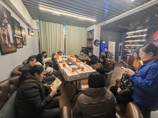 湖北黃梅：迎新春 保經(jīng)營