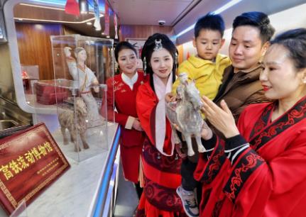 從“流動(dòng)中國(guó)”到“文化中國(guó)”：看鐵路春運(yùn)里的文化傳承與創(chuàng)新