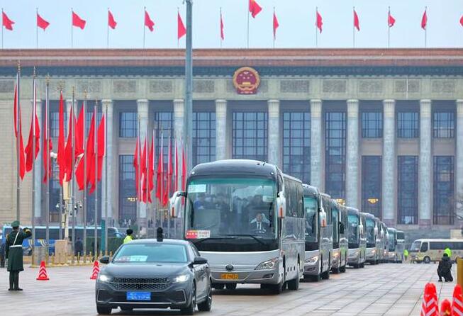 T7領(lǐng)銜，高端蓄勢(shì)！宇通客車連續(xù)22年主力護(hù)航全國(guó)兩會(huì)