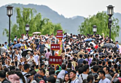 受惠于擴(kuò)大消費(fèi)的政策刺激，居民旅游消費(fèi)需求潛力釋放