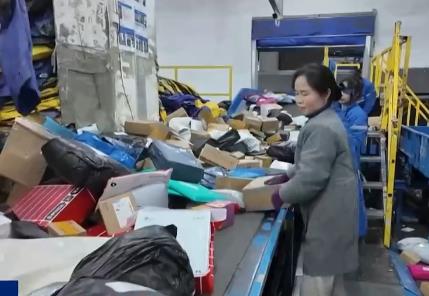 1.5%、7億件！“小包裹”見證“年經(jīng)濟(jì)”紅紅火火 點(diǎn)亮消費(fèi)活力新圖景