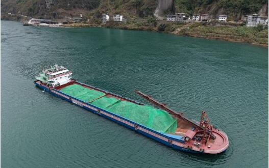 “四川造”金沙江首艘6000噸級(jí)新能源貨船首航