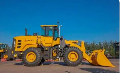 山東臨沂：智能裝載機(jī)“托”起大市場