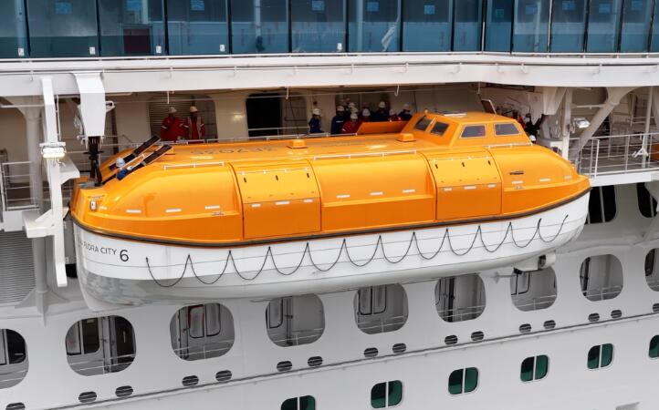 第二艘國(guó)產(chǎn)大郵輪進(jìn)行救生艇脫鉤試驗(yàn)