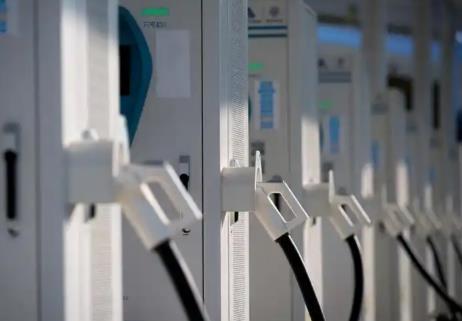 我國(guó)電動(dòng)汽車充電基礎(chǔ)設(shè)施（充電槍）總數(shù)超2100萬(wàn)個(gè)