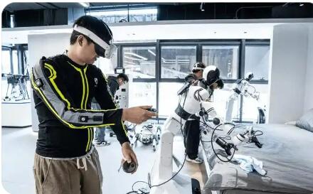 北京人形機(jī)器人創(chuàng)新中心具身智能機(jī)器人數(shù)據(jù)采集與訓(xùn)練基地：邁向全球首個(gè)百萬(wàn)小時(shí)數(shù)據(jù)里程碑