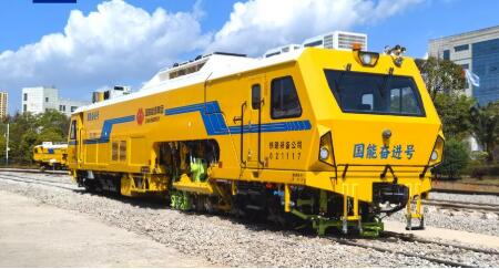 我國首臺鐵路隧道雙動力智能搗固車下線