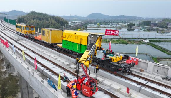 國內首臺“全能型”閃光焊軌機正式投用