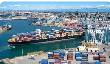 2025年歐盟貨物貿(mào)易順差1280億歐元 中國為最大進口來源國