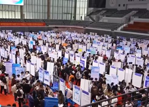 公共服務(wù)進(jìn)校園、政校企攜手……各地“多點(diǎn)發(fā)力”助力畢業(yè)生好就業(yè)穩(wěn)就業(yè)