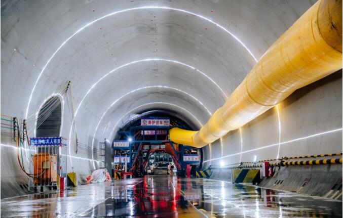 深南高鐵新中隧道實(shí)現(xiàn)全隧貫通
