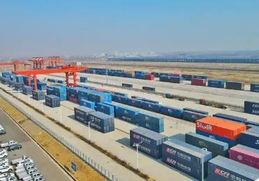 “鋼鐵長(zhǎng)龍”馳騁萬(wàn)里？ 車(chē)輪滾滾注入澎湃動(dòng)能