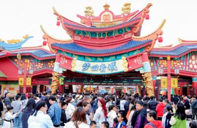 四川再添文旅演藝新地標(biāo)，成都?jí)艋厍喑茄菟囆℃?zhèn)開(kāi)業(yè)