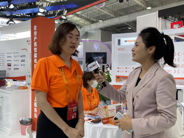 橙色云董事長(zhǎng)、總經(jīng)理趙迎芳女士接受央視記者采訪