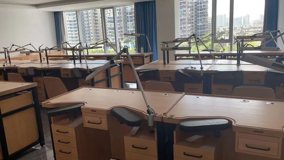 廚房的擺設(shè)布局中度可信度描述已自動(dòng)生成 廚房的擺設(shè)布局中度可信度描述已自動(dòng)生成