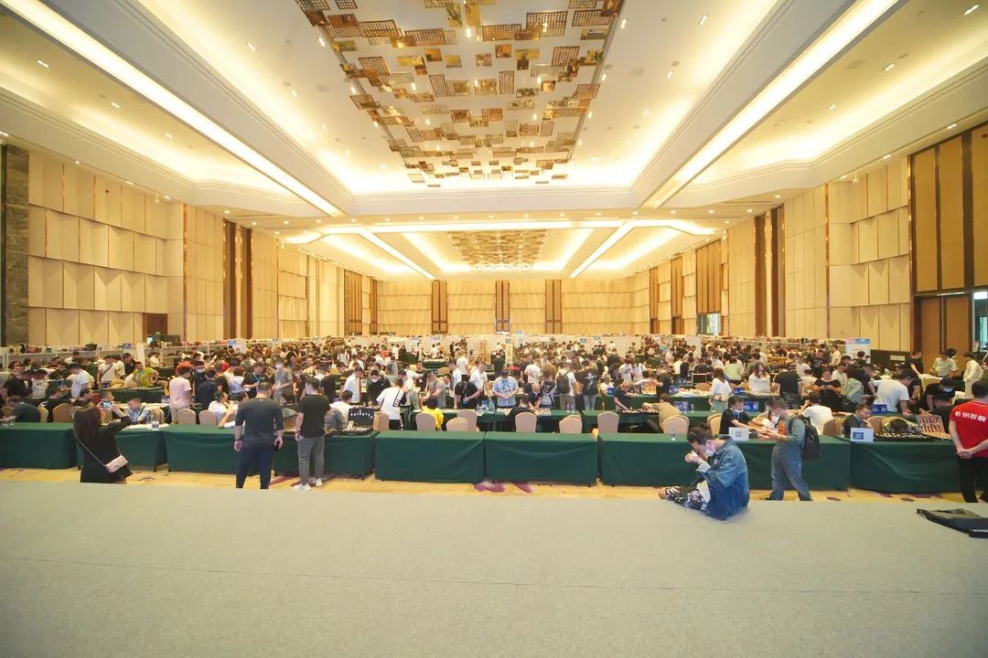 大廳里的人們描述已自動(dòng)生成 大廳里的人們描述已自動(dòng)生成