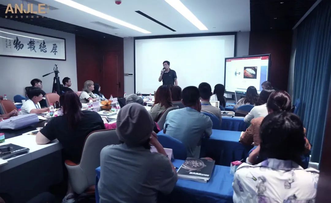 會(huì)議室里的人們描述已自動(dòng)生成 會(huì)議室里的人們描述已自動(dòng)生成