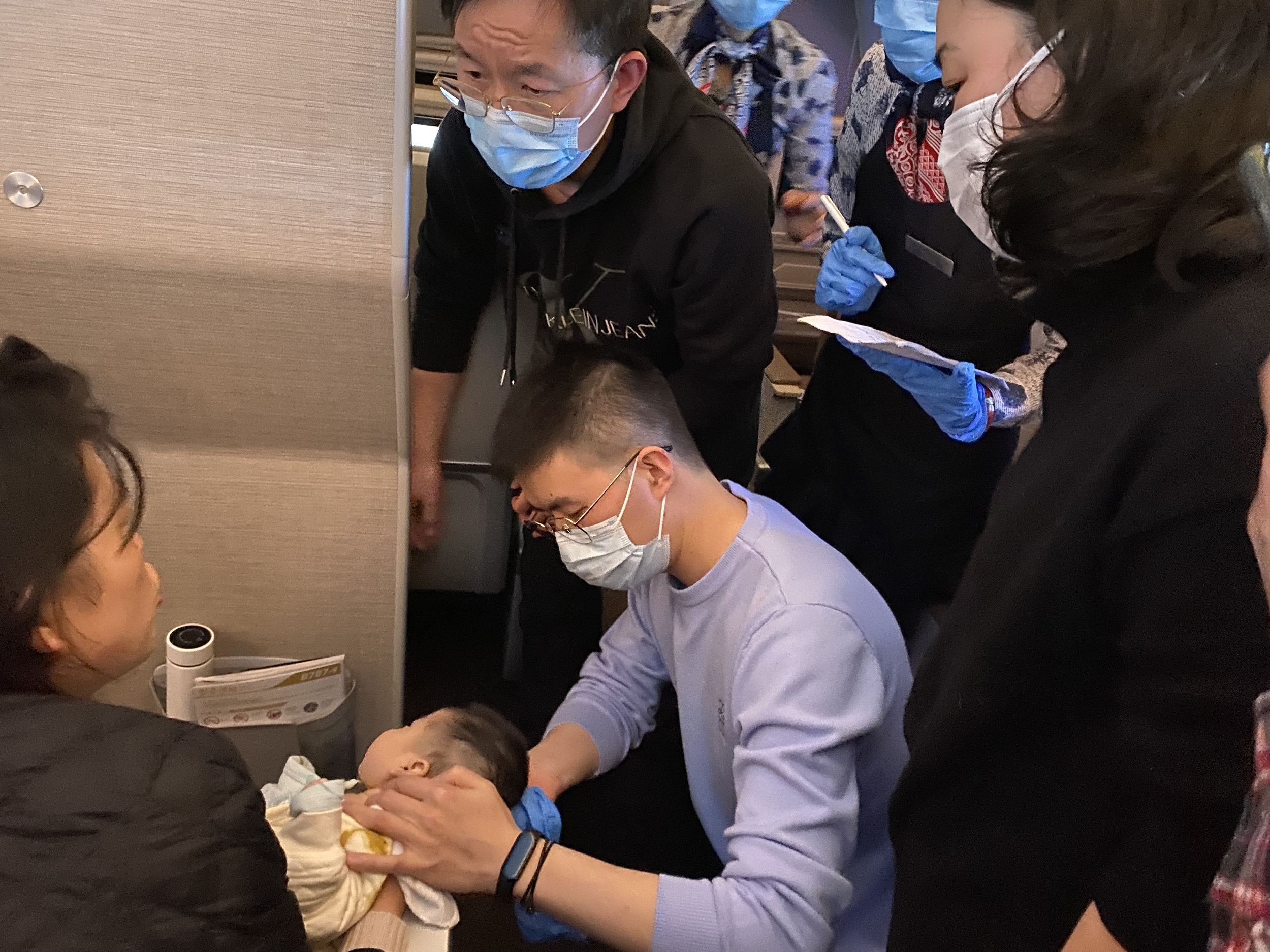  東航MU5804航班緊急備降長沙救助2月大嬰兒