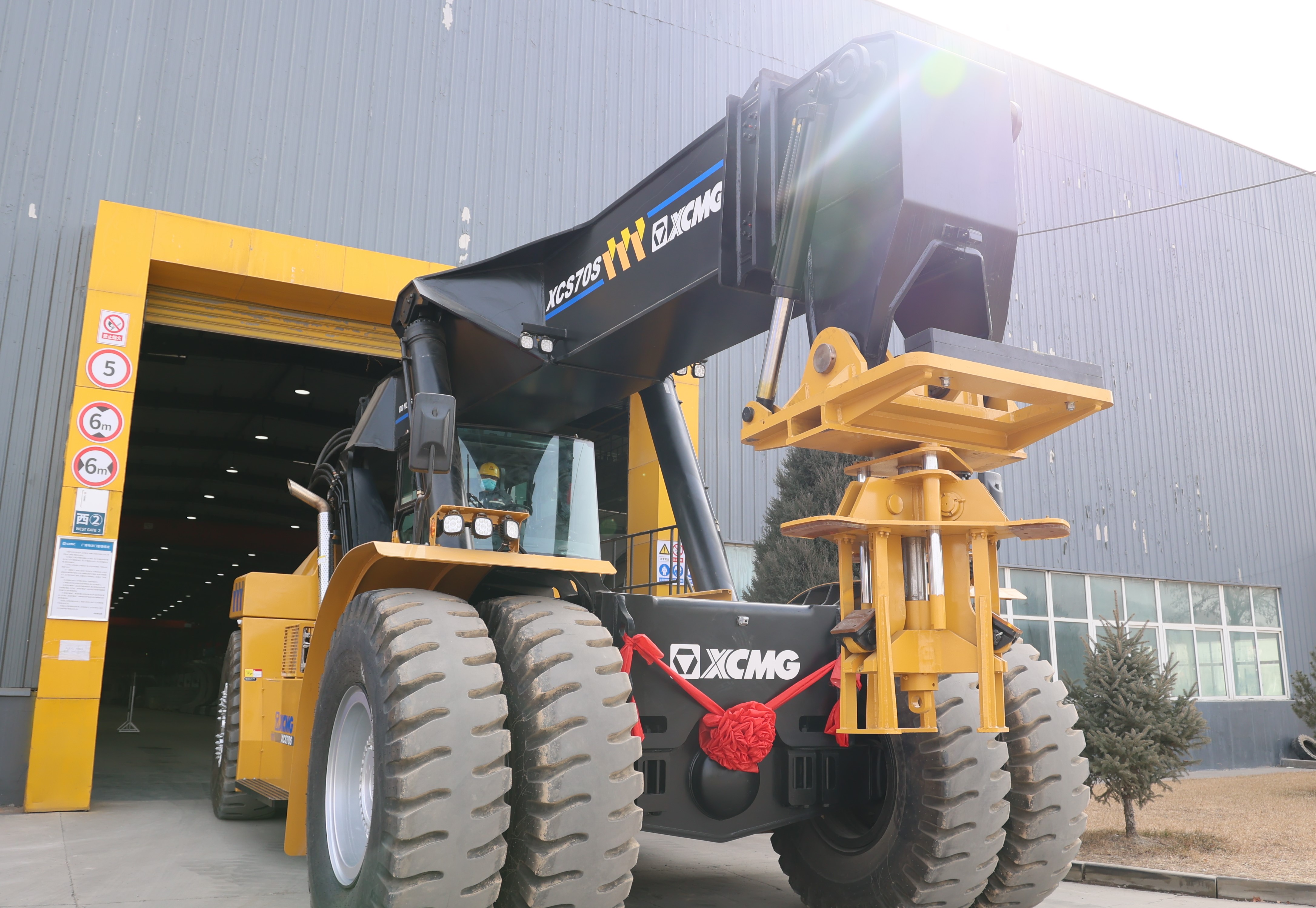 國產(chǎn)最大噸位正面吊成功交付！中車株洲所與徐工簽署戰(zhàn)略協(xié)議