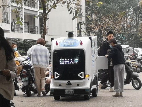  開(kāi)學(xué)季服務(wù)忙！行深智能無(wú)人車在福州大學(xué)“上崗”