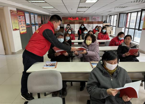 迎春花開學(xué)雷鋒，三月暖陽(yáng)入人心