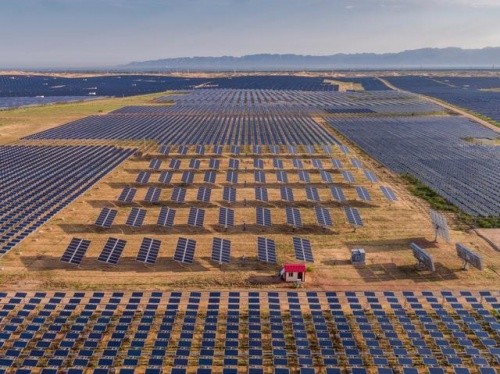 億利集團(tuán)王文彪推行光伏治沙新模式，譜寫(xiě)沙漠綠色發(fā)展新篇章