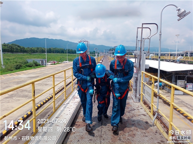 石化基地公司下屬石鐵物流公司開展高溫中暑及受限空間應(yīng)急演練