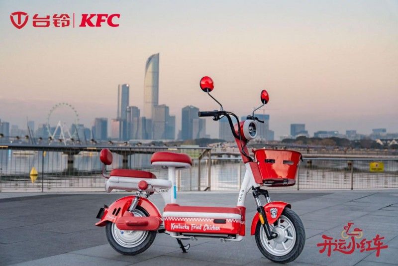 開(kāi)運(yùn)小紅車席卷街頭！臺(tái)鈴肯德基聯(lián)名嗨翻周末